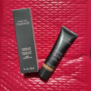 Luminous 3D foundation available in tone BRONZE W 130